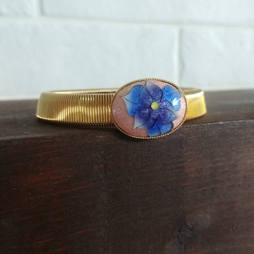 Vintage gold coil spring stretch bracelet with blue flower